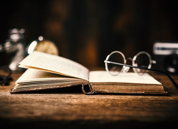 Buch mit Brille